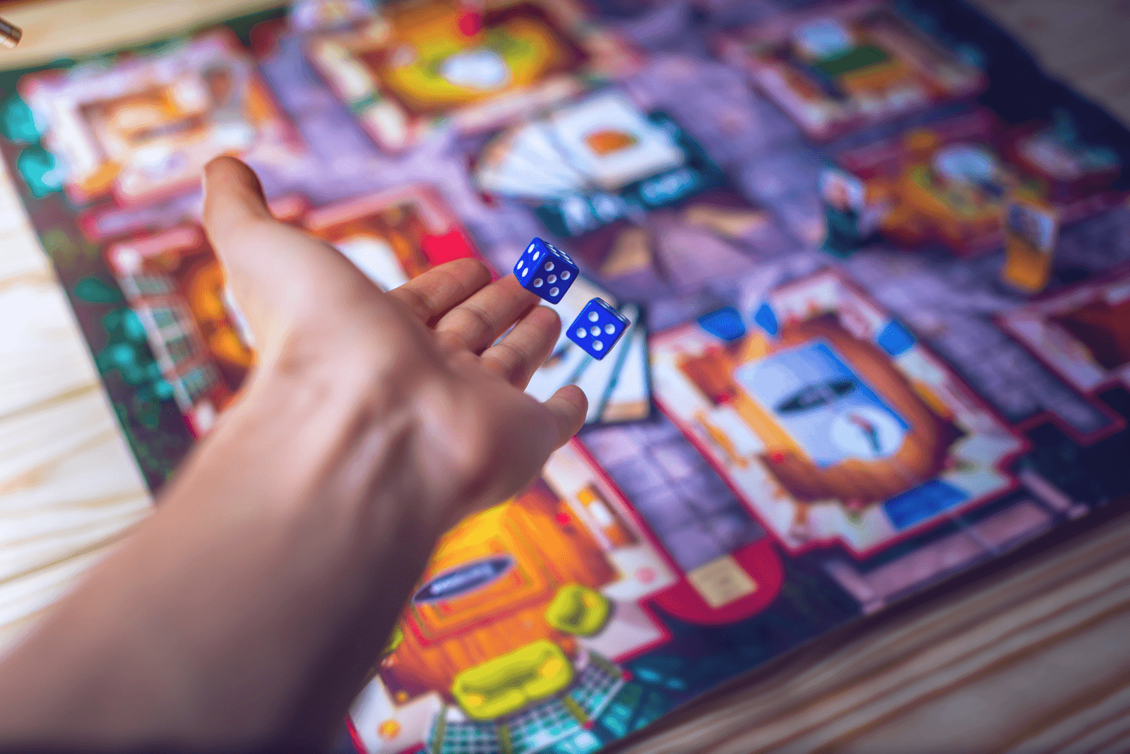 Mãos jogando um jogo de tabuleiro